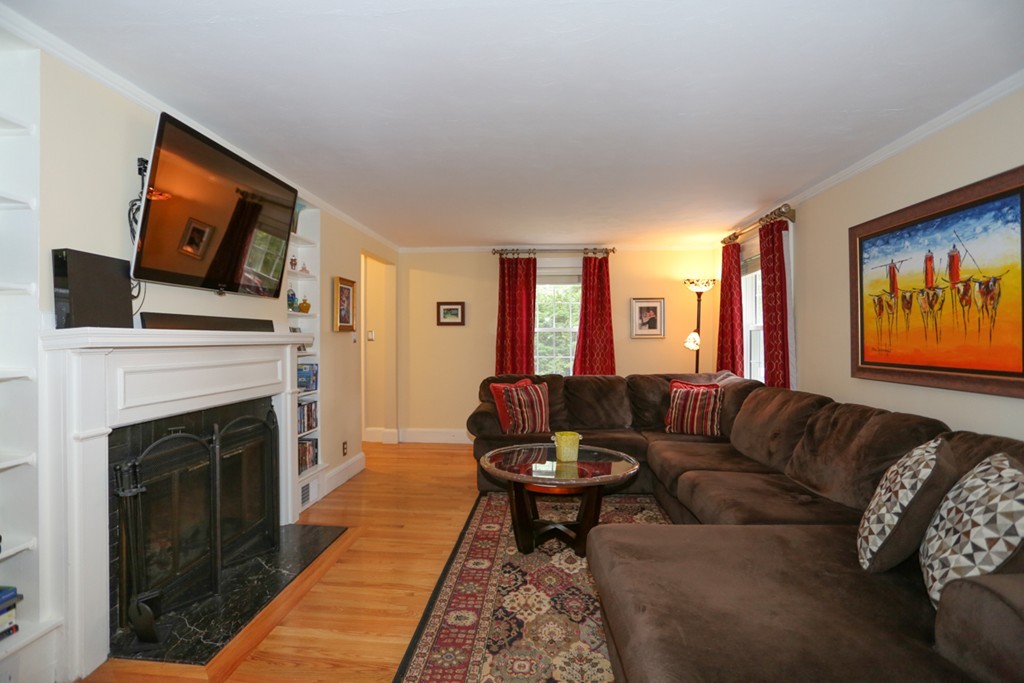 587 Greendale Avenue Needham, MA 02492 - Photo 6 of 25