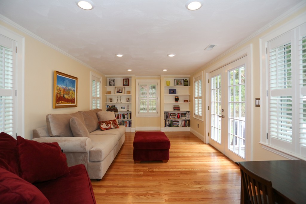 587 Greendale Avenue Needham, MA 02492 - Photo 7 of 25