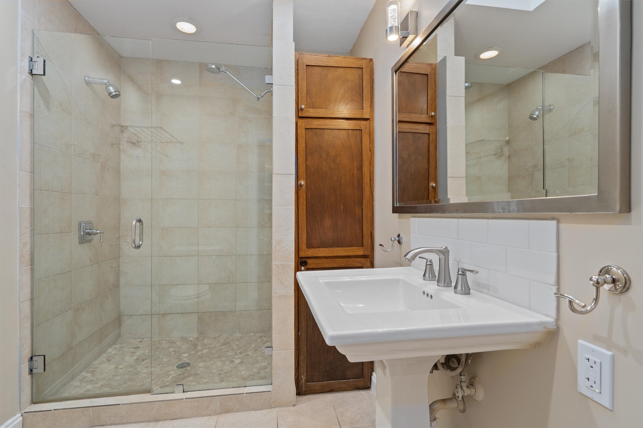 400 East Monroe Street Austin, TX 78704 - Photo 20 of 39 a bathroom with a shower sink and mirror