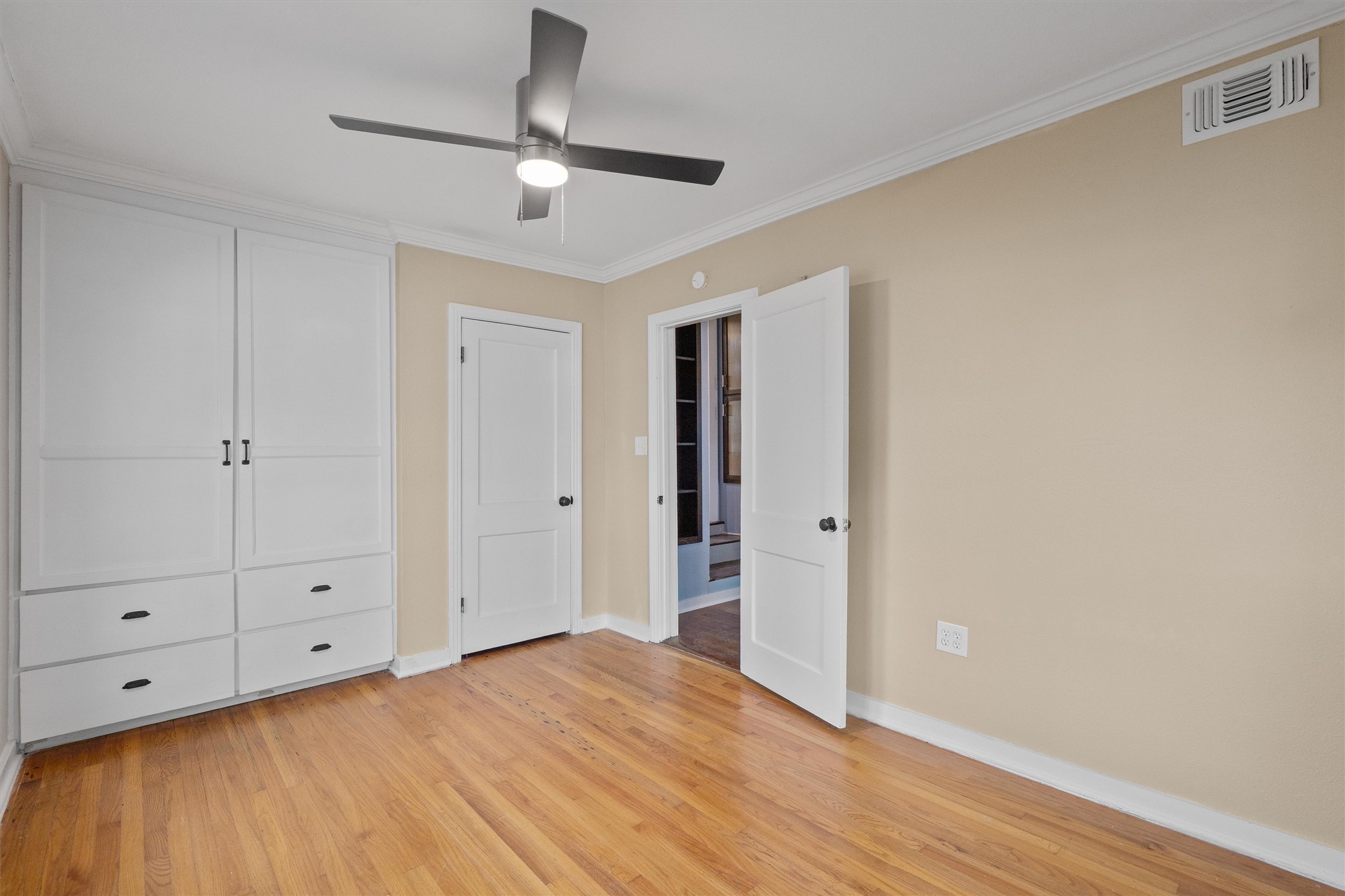 400 East Monroe Street Austin, TX 78704 - Photo 27 of 39 a view of an empty room with wooden floor