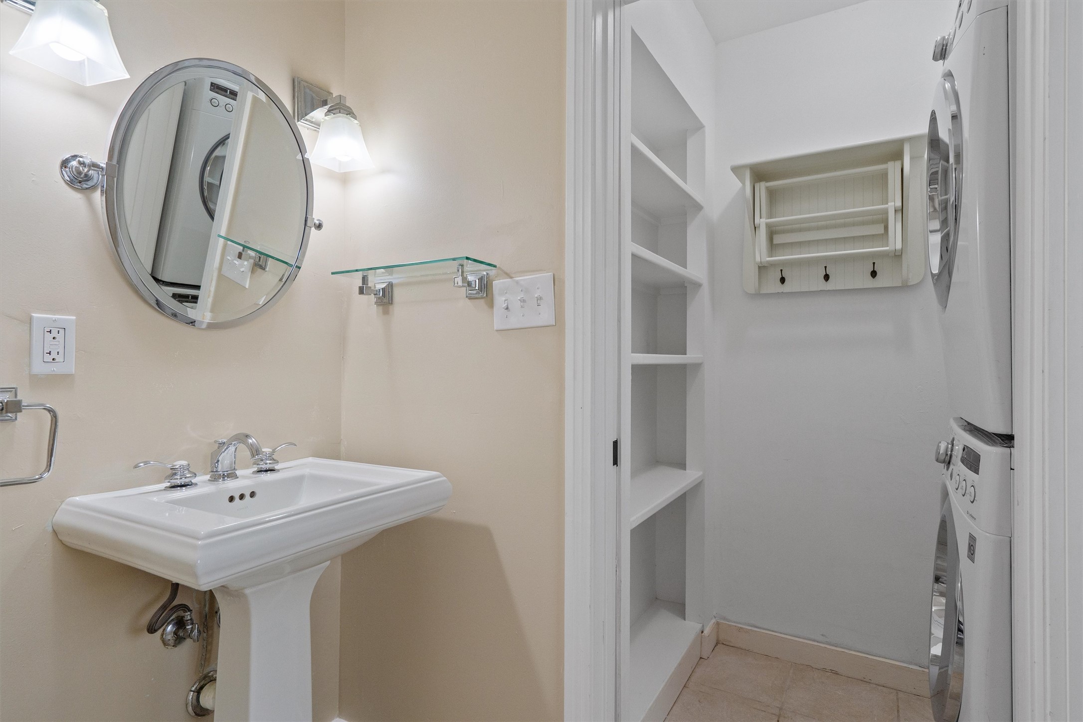 400 East Monroe Street Austin, TX 78704 - Photo 28 of 39 a bathroom with a sink a mirror and a shower