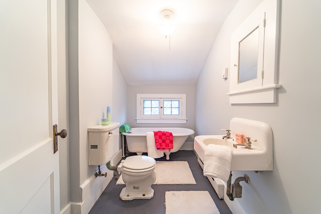 101 Thackery Road Brighton, NY 14610 - Photo 35 of 45 There's even a full bath with soaking tub!