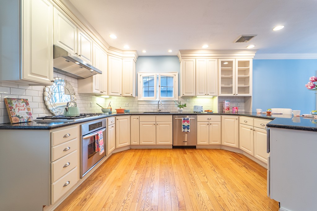 101 Thackery Road Brighton, NY 14610 - Photo 8 of 45 Gleaming appliances and white subway tile backspla
