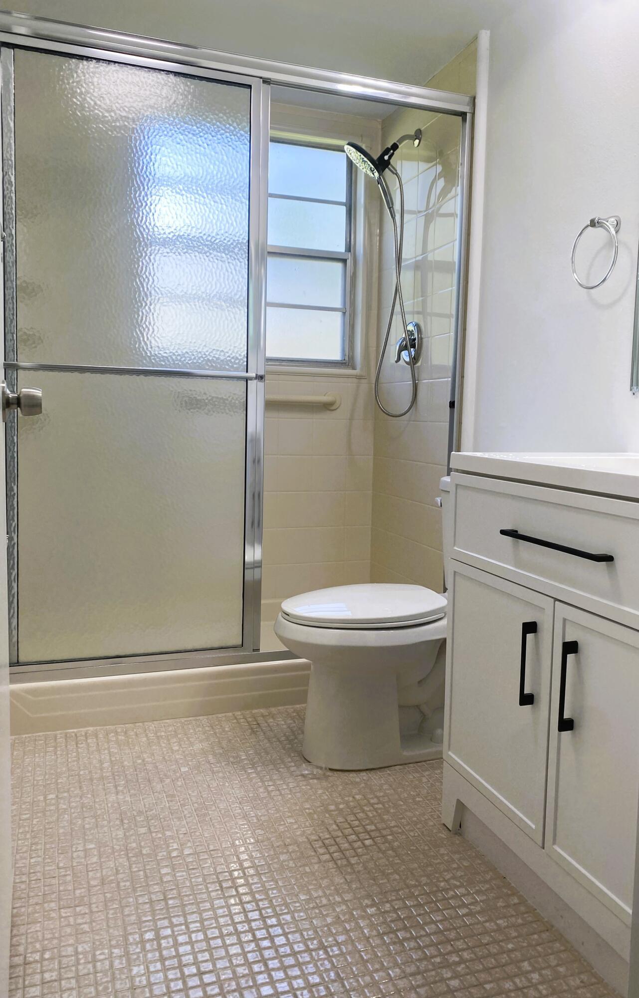 256 Mansfield F, Unit G Boca Raton, FL 33434 - Photo 10 of 40 STALL SHOWER
