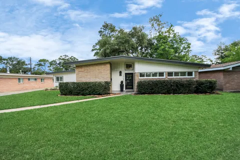 a view of a house with backyard and garden