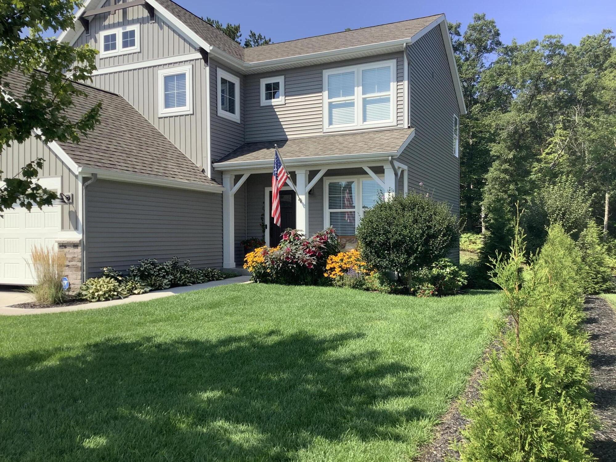 12651 Riverton Road Grand Haven, MI 49417 - Photo 3 of 79 Front of house garden