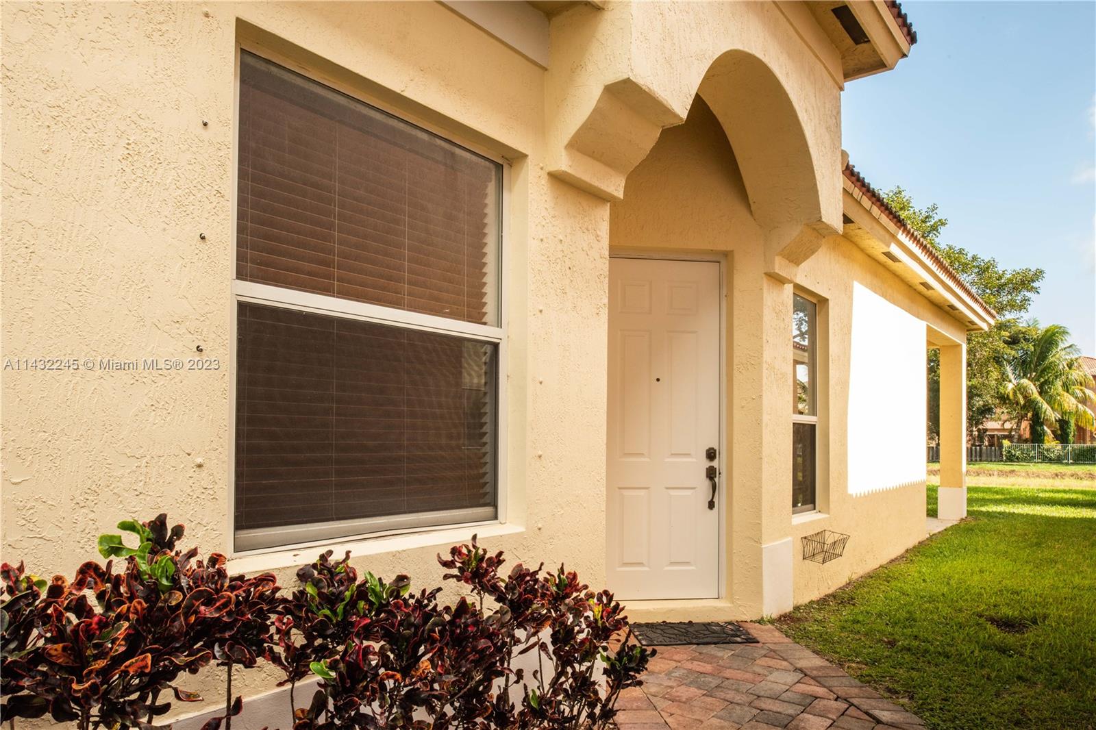 1033 Northeast 40th Road Homestead, FL 33033 - Photo 3 of 30 Gallery Image 3