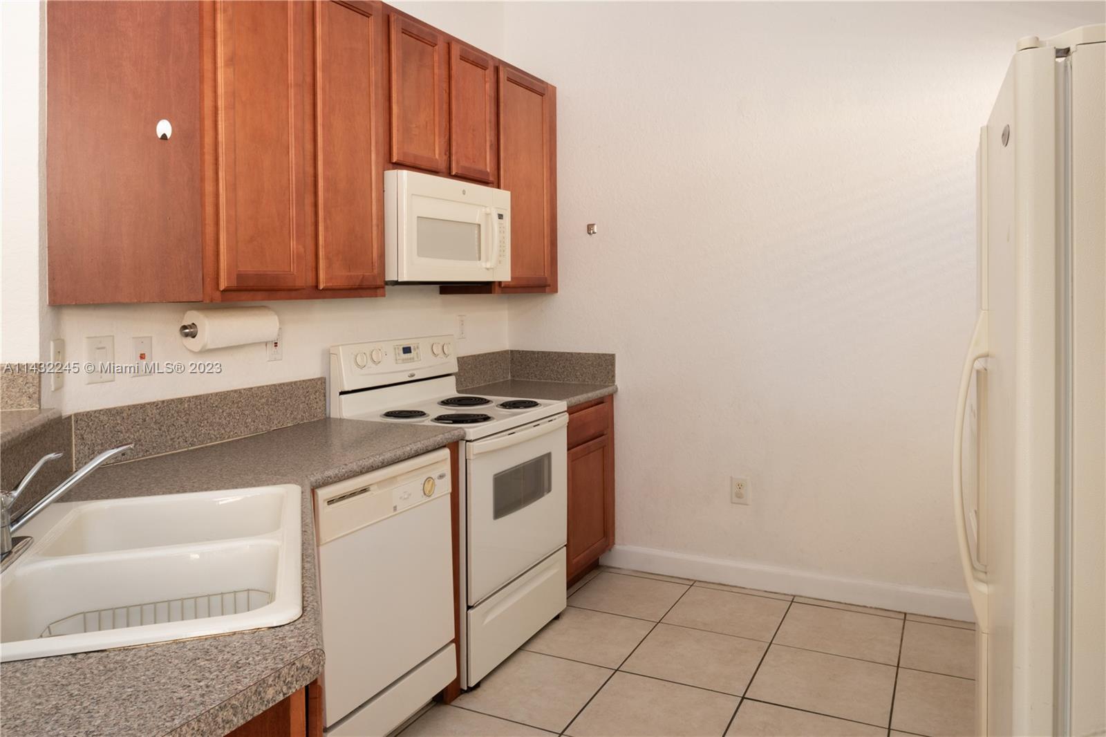 1033 Northeast 40th Road Homestead, FL 33033 - Photo 8 of 30 Gallery Image 8