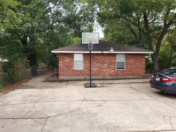 $1,500 | 605 Northwest Main, Ennis, TX 75119