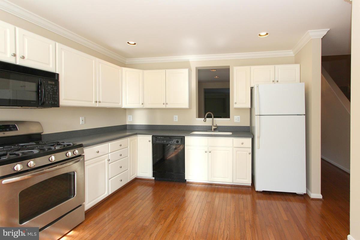 1708 Random Stone Court Reston, VA 20190 - Photo 11 of 30 Kitchen