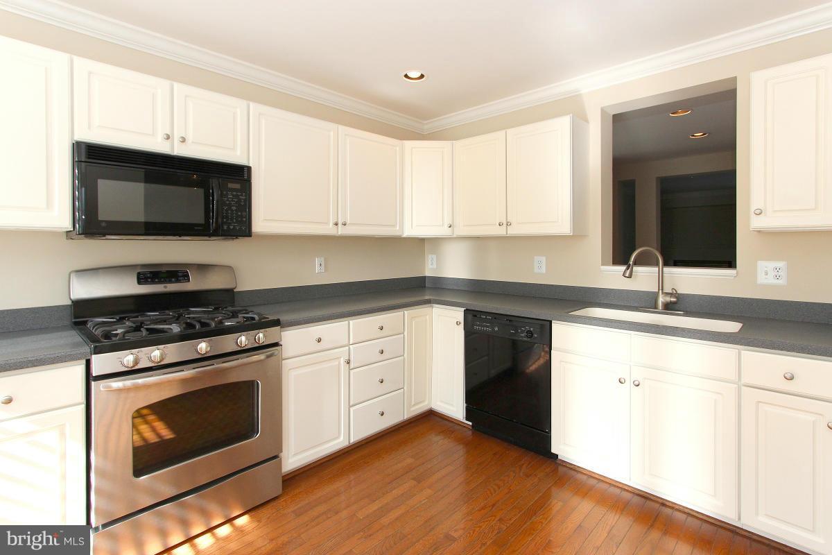 1708 Random Stone Court Reston, VA 20190 - Photo 12 of 30 Kitchen