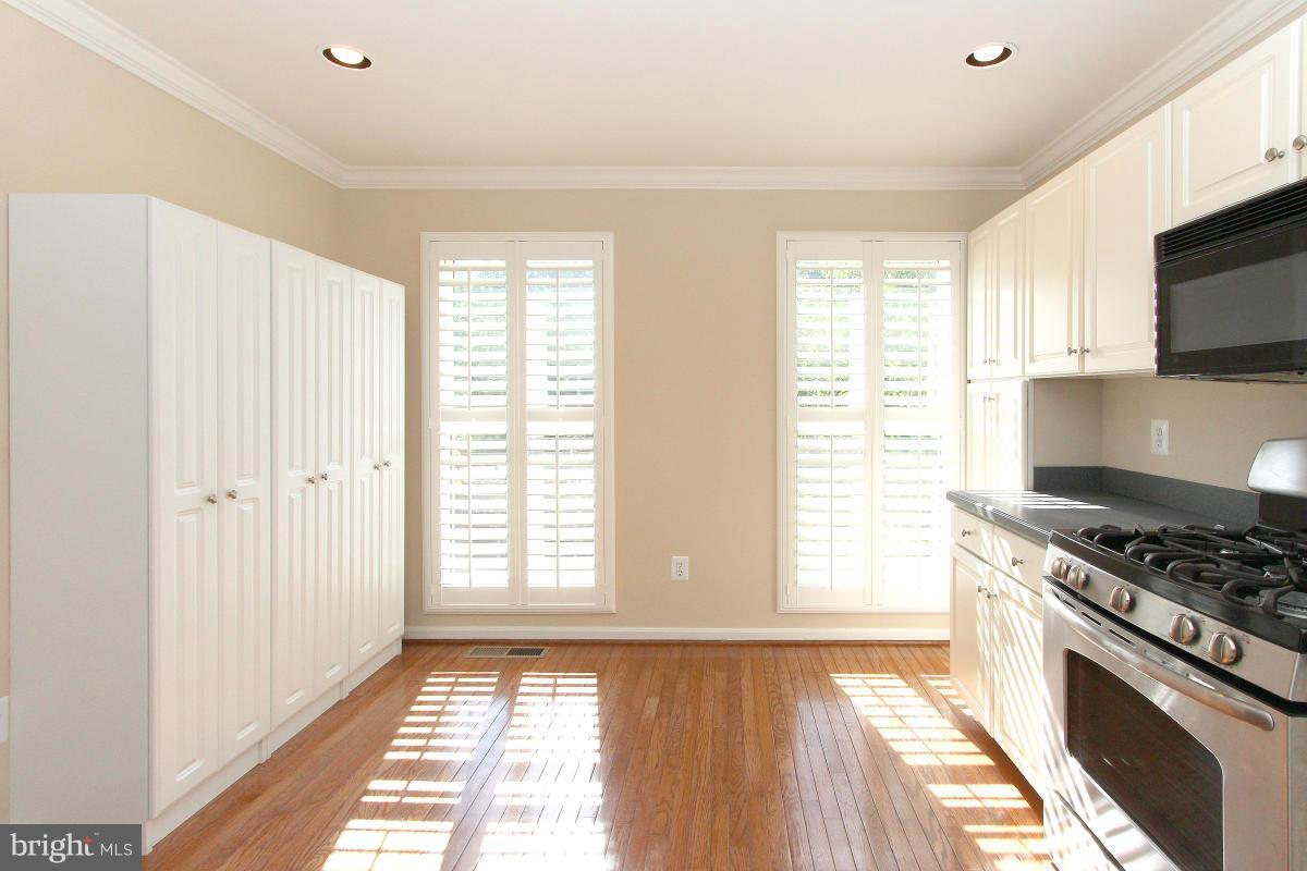 1708 Random Stone Court Reston, VA 20190 - Photo 15 of 30 Bright