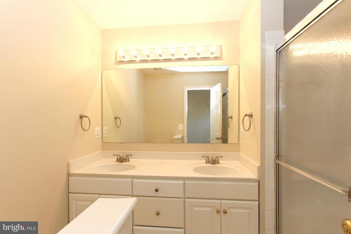 1708 Random Stone Court Reston, VA 20190 - Photo 20 of 30 Bath