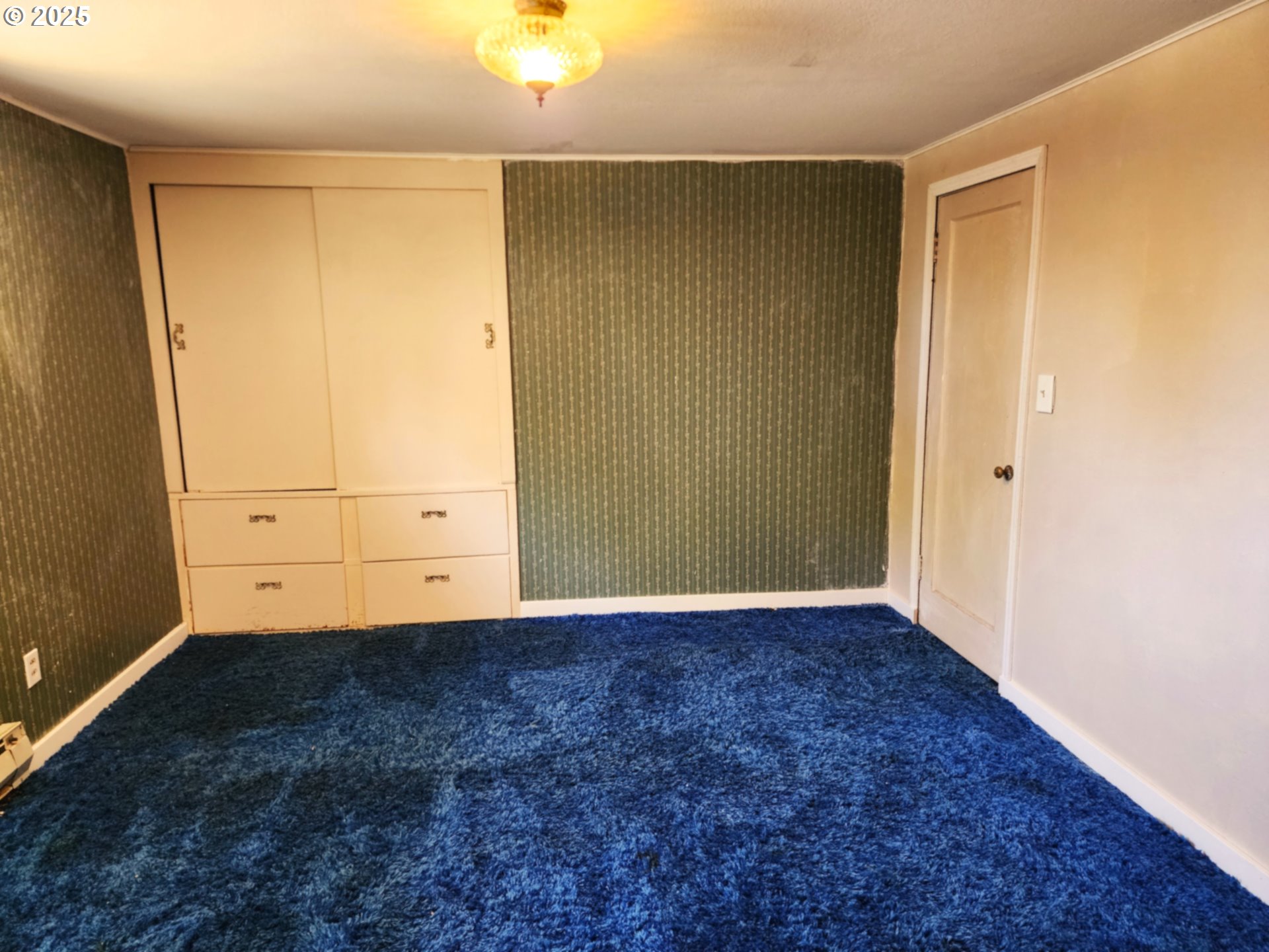 38717 Dexter Road Dexter, OR 97431 - Photo 9 of 38 an empty room with a wooden cabinet
