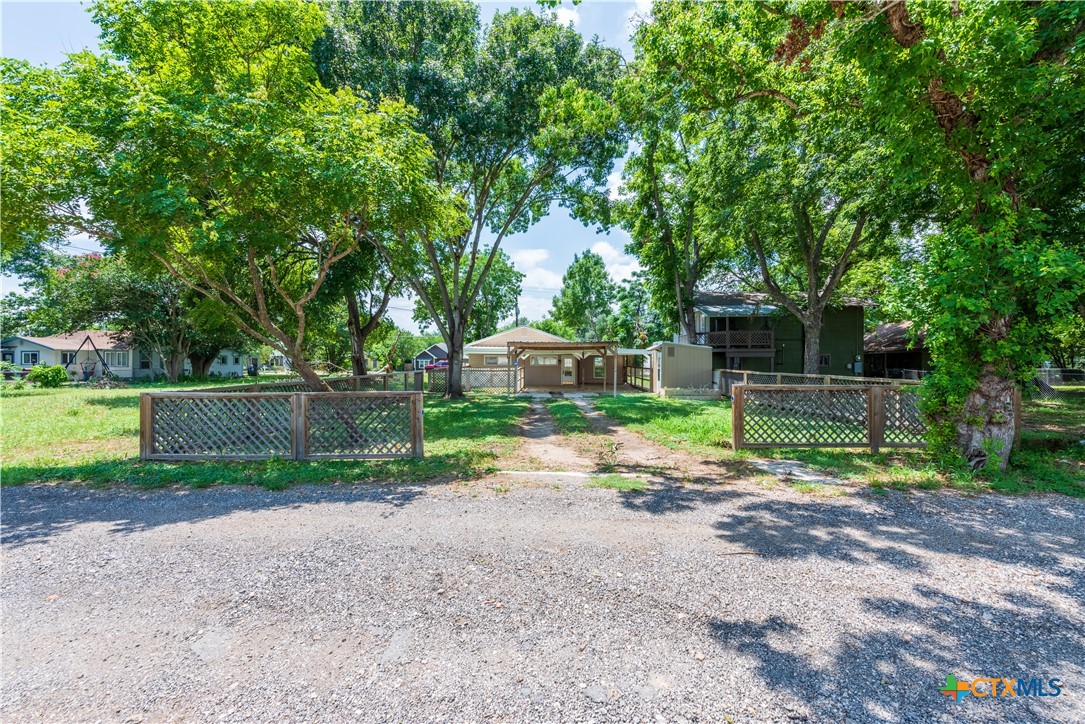 705 South Laurel Avenue Luling, TX 78648 - Photo 30 of 31