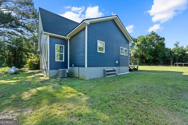 a view of a house with a backyard