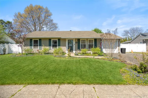 $599,999 | 158 Glenmere Way, Holbrook, NY 11741