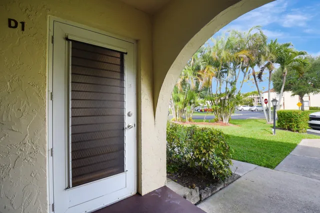 a view of entryway with garden