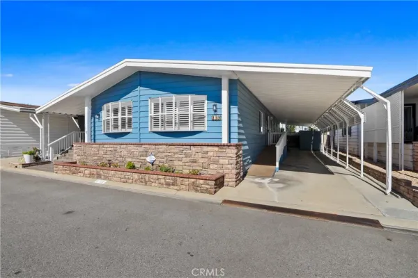 a view of an house with backyard