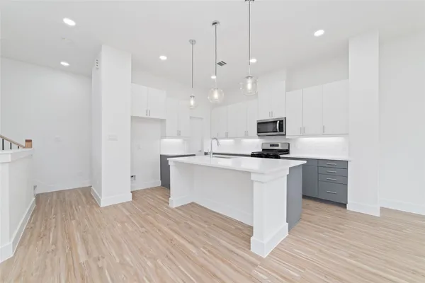 $3,000 | 2107 Holman Street, Houston, TX 77004