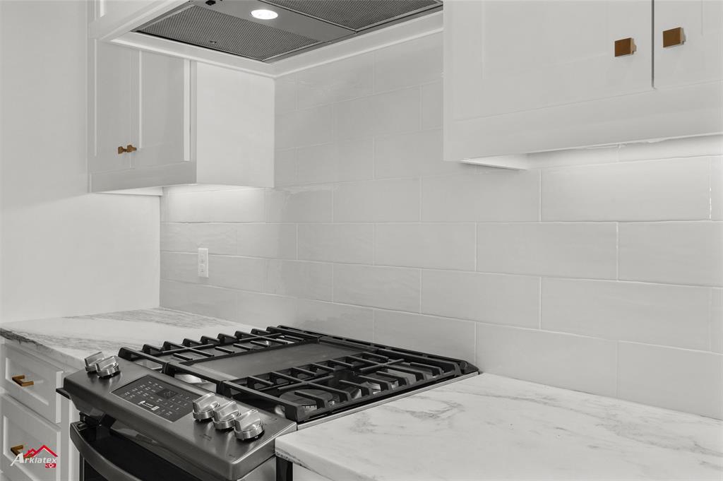 35 Turtle Creek Drive Benton, LA 71006 - Photo 15 of 32 a stove top oven sitting inside of a kitchen