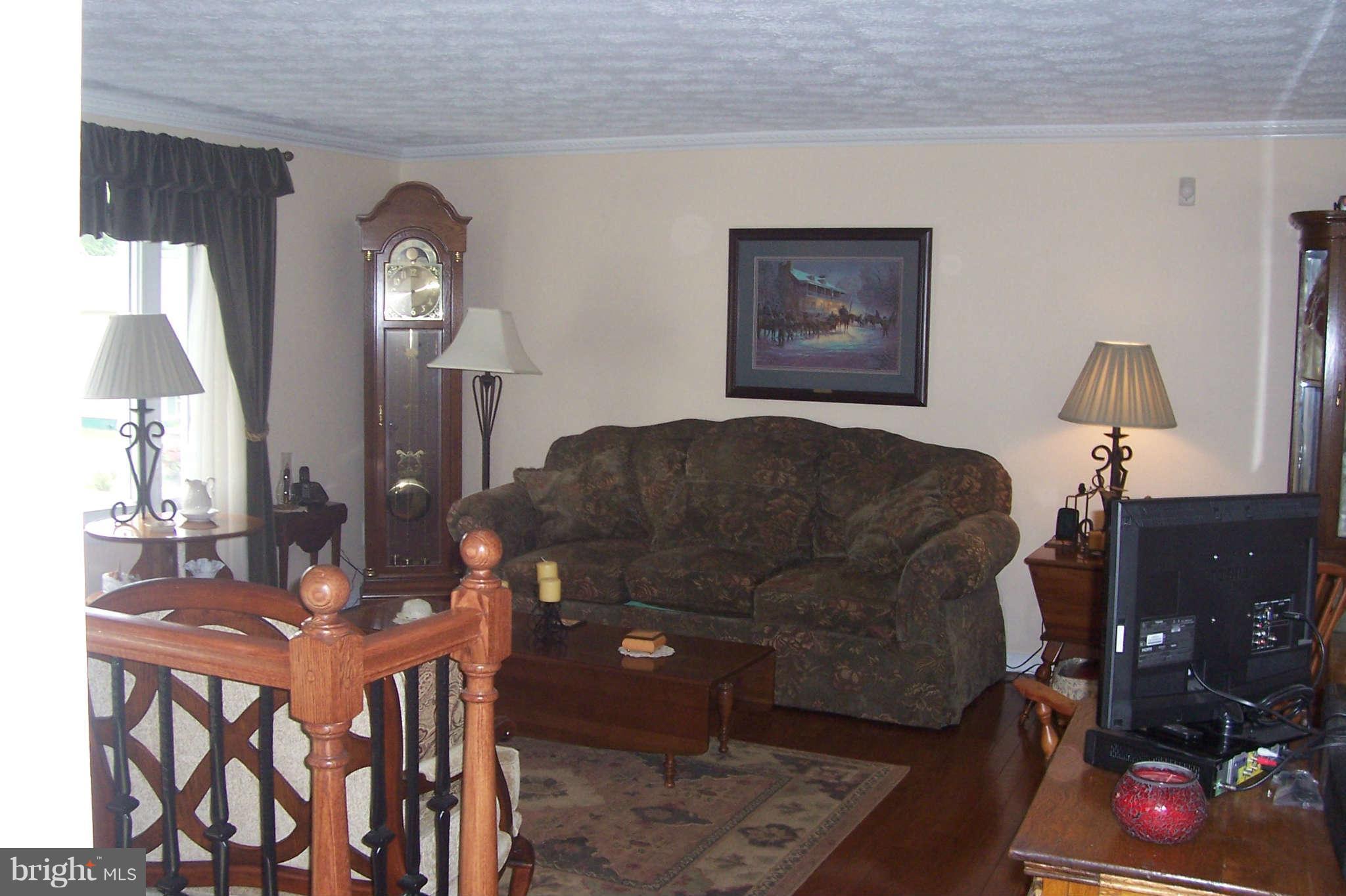 32 Yew Road Baltimore, MD 21221 - Photo 5 of 30 a living room with furniture and a lamp