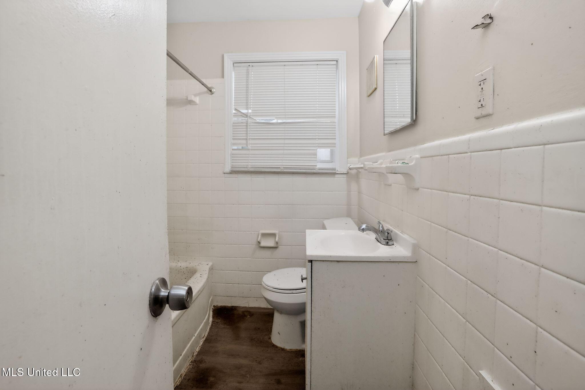 2815 Tara Road Jackson, MS 39212 - Photo 32 of 37 36_2815_Tara_Rd_Jackson_MS_39212-Bathroo