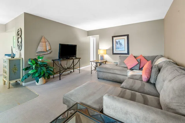 $119,900 | 2420 South Federal Highway, Unit 19, Boynton Beach, FL 33435