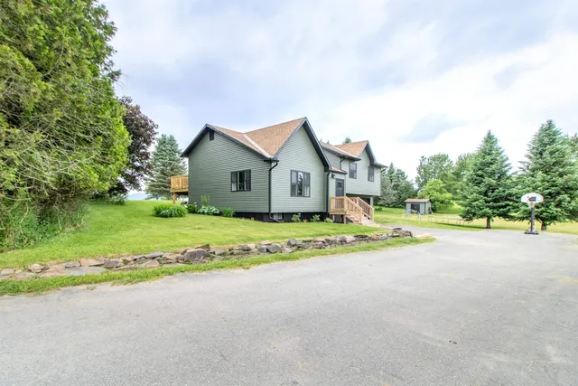 $399,900 | 287 Lakeview Drive, Newport, VT 05855
