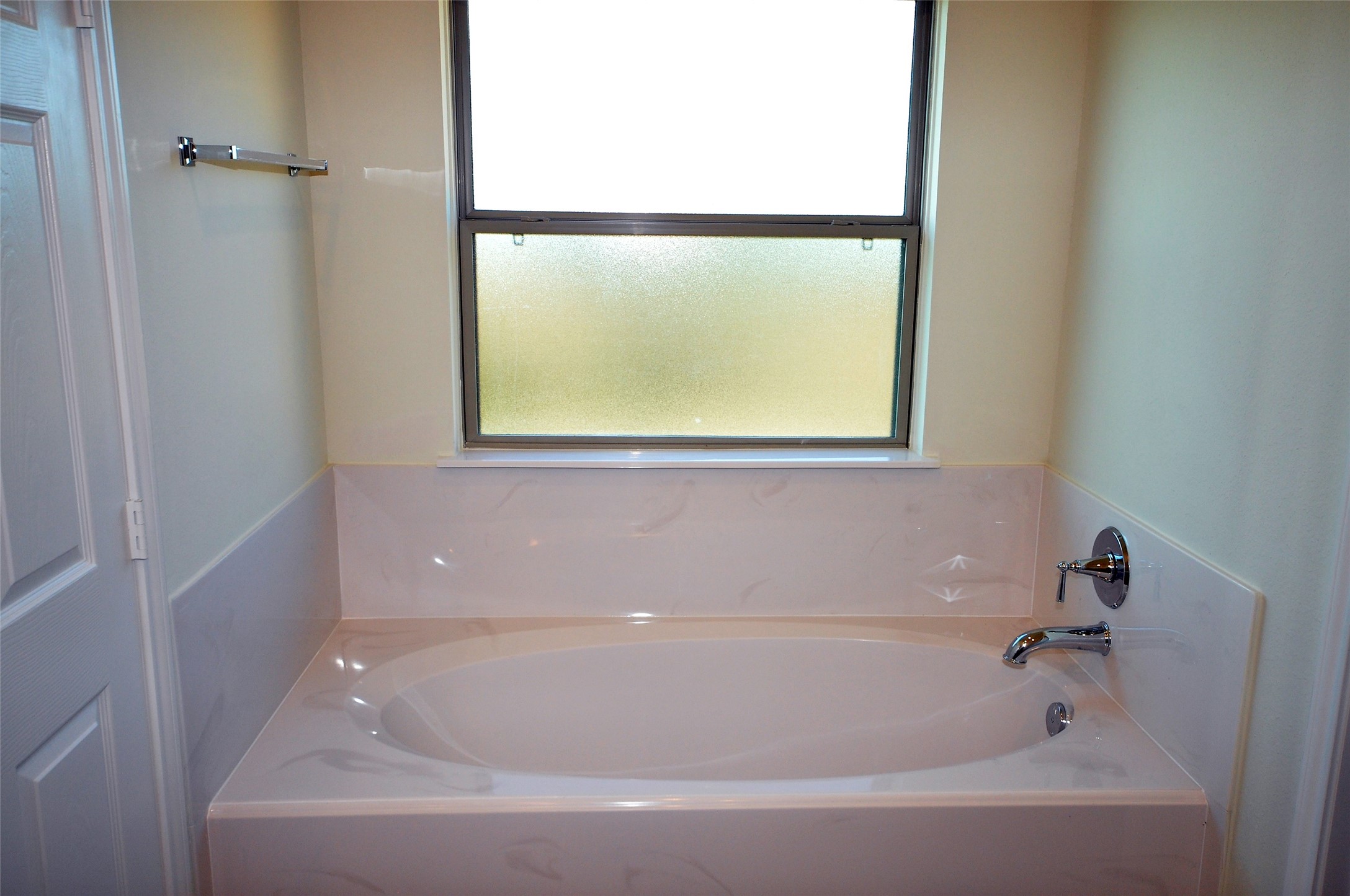 3502 Bahia Road League City, TX 77573 - Photo 16 of 40 a bathroom with a bathtub