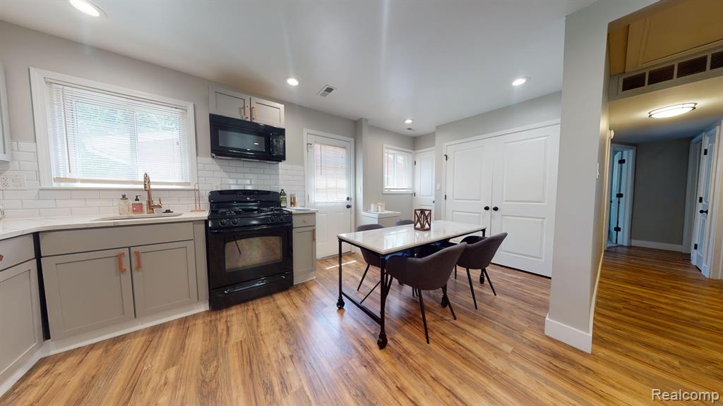 3035 Harvard Road Royal Oak, MI 48073 - Photo 3 of 19