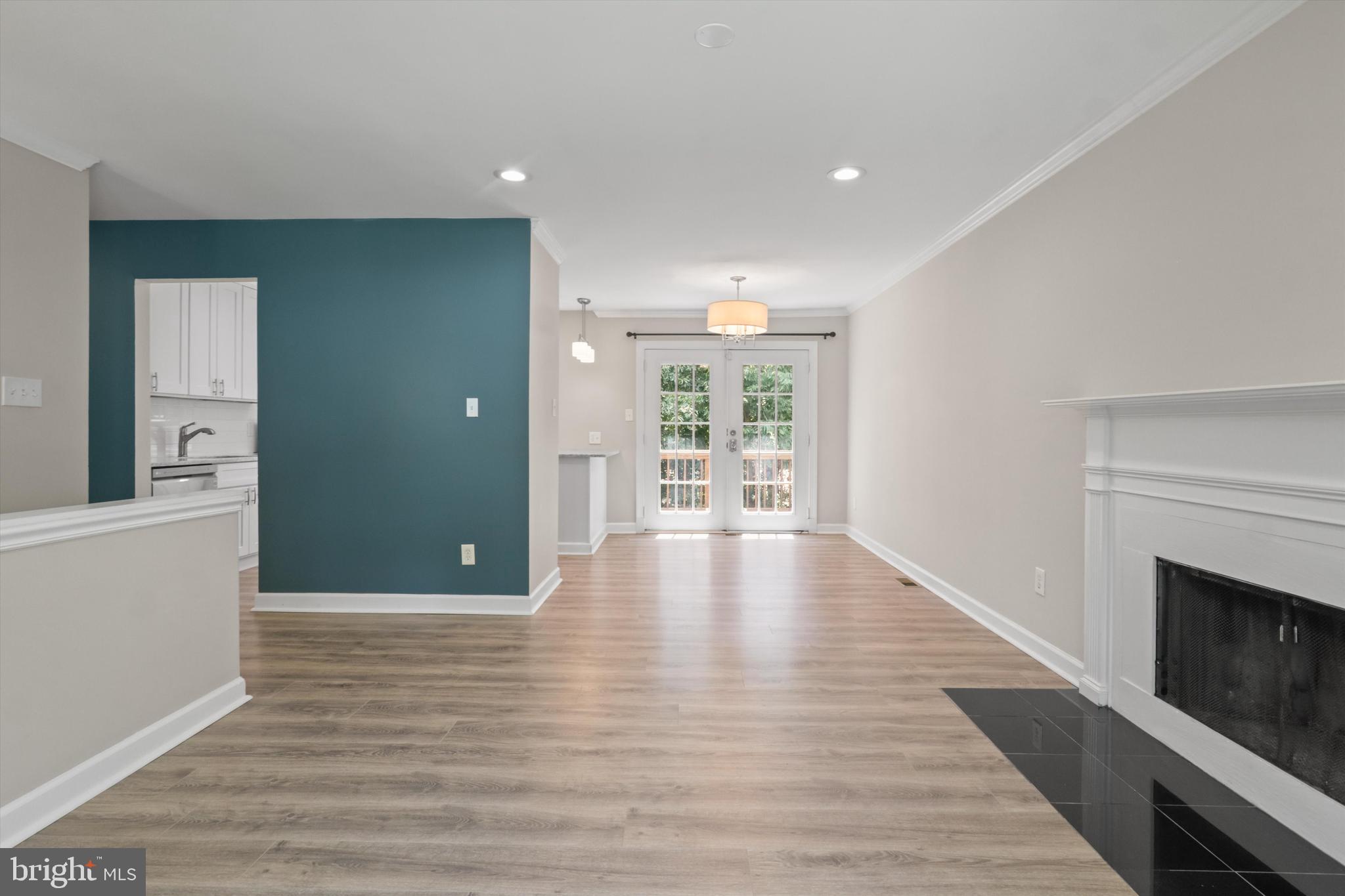 8583 Tyrolean Way Springfield, VA 22153 - Photo 4 of 27 Light and bright!