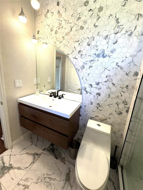 1431 Spring Fest Lane Orlando, FL 32828 - Photo 14 of 36 a bathroom with a sink and a mirror