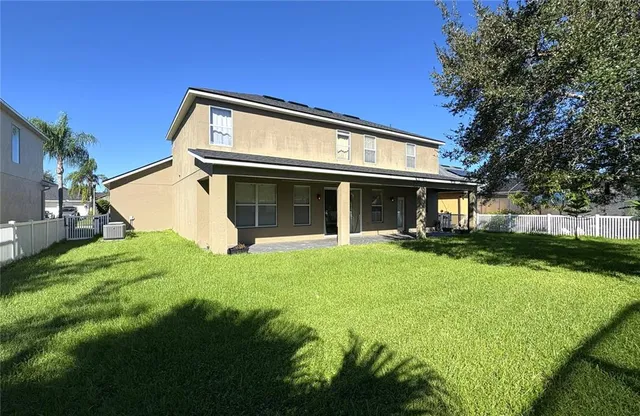 a view of a house with backyard