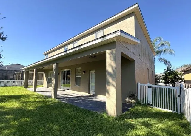 a view of a house with yard and porch