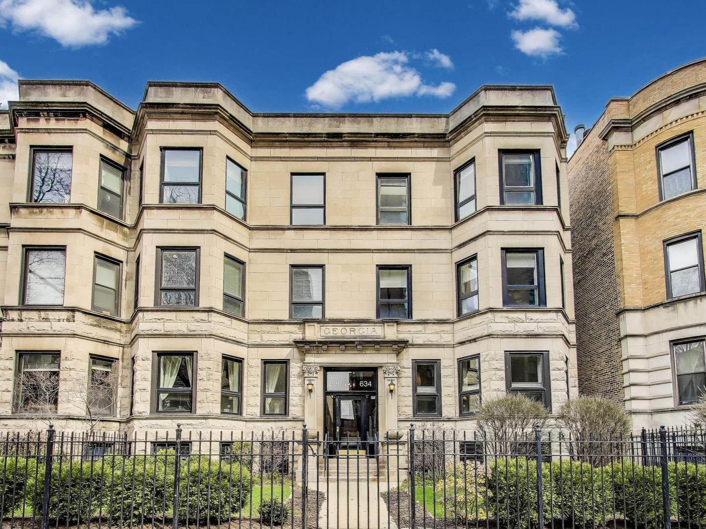 636 West Grace Street, Unit 2W Chicago, IL 60613 - Photo 1 of 26 front view of a building