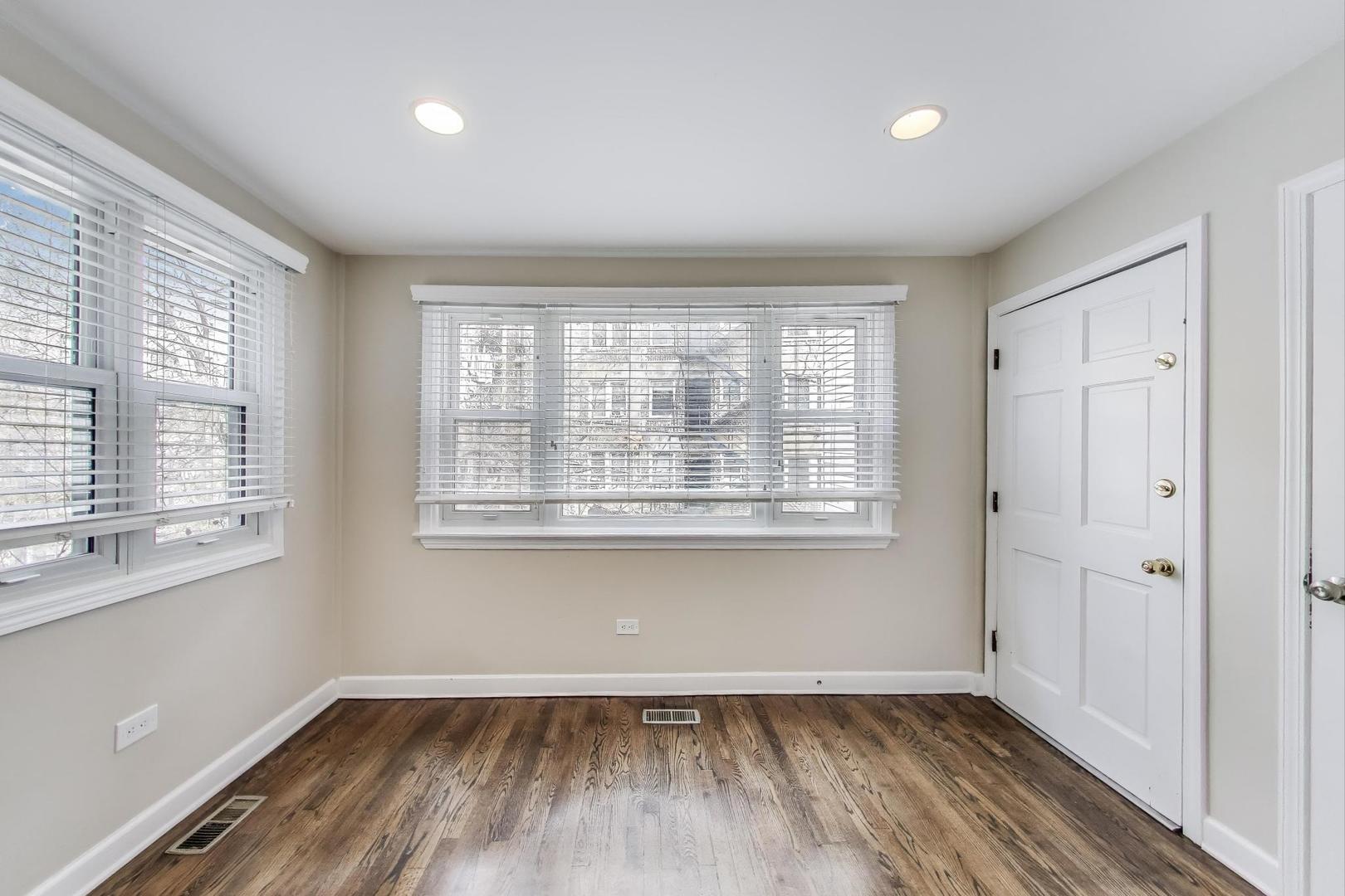 636 West Grace Street, Unit 2W Chicago, IL 60613 - Photo 16 of 26 a view of an empty room with wooden floor and a window