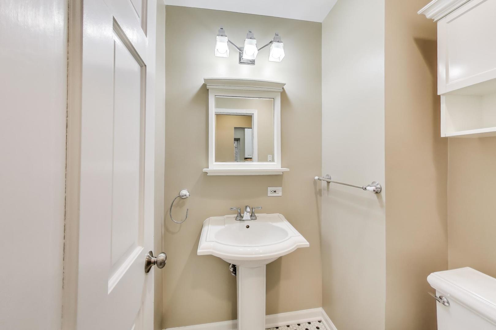636 West Grace Street, Unit 2W Chicago, IL 60613 - Photo 7 of 26 a bathroom with a sink mirror and toilet