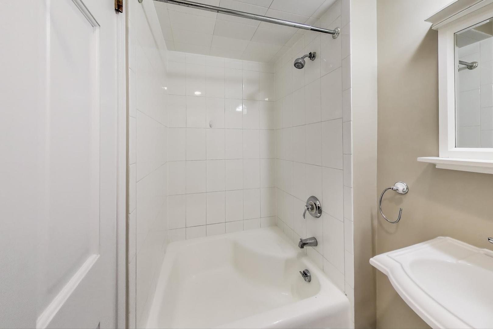 636 West Grace Street, Unit 2W Chicago, IL 60613 - Photo 8 of 26 a bathroom with a bathtub