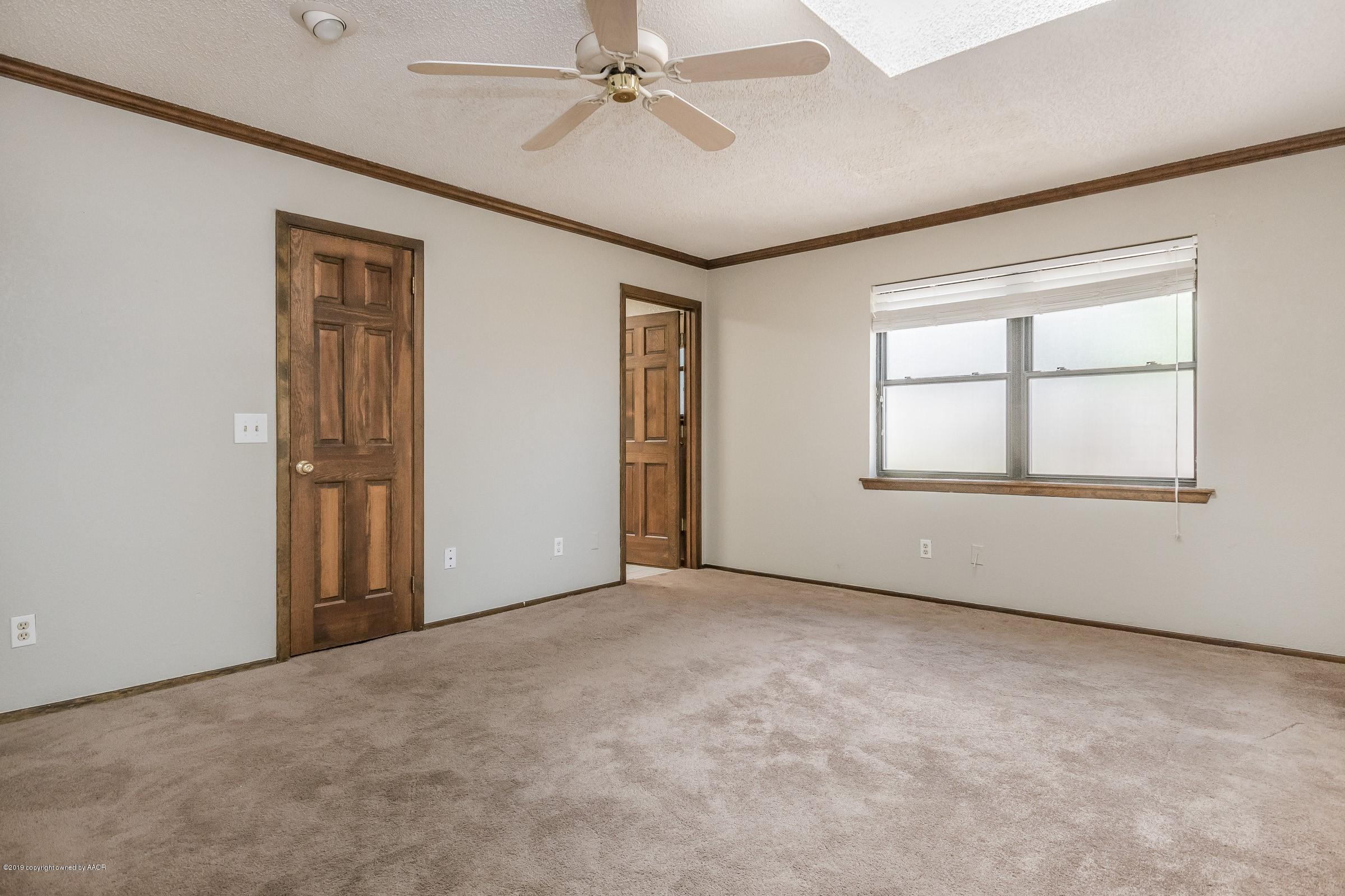 5610 Southwest 41st Avenue Amarillo, TX 79109 - Photo 16 of 30 an empty room with windows and closet