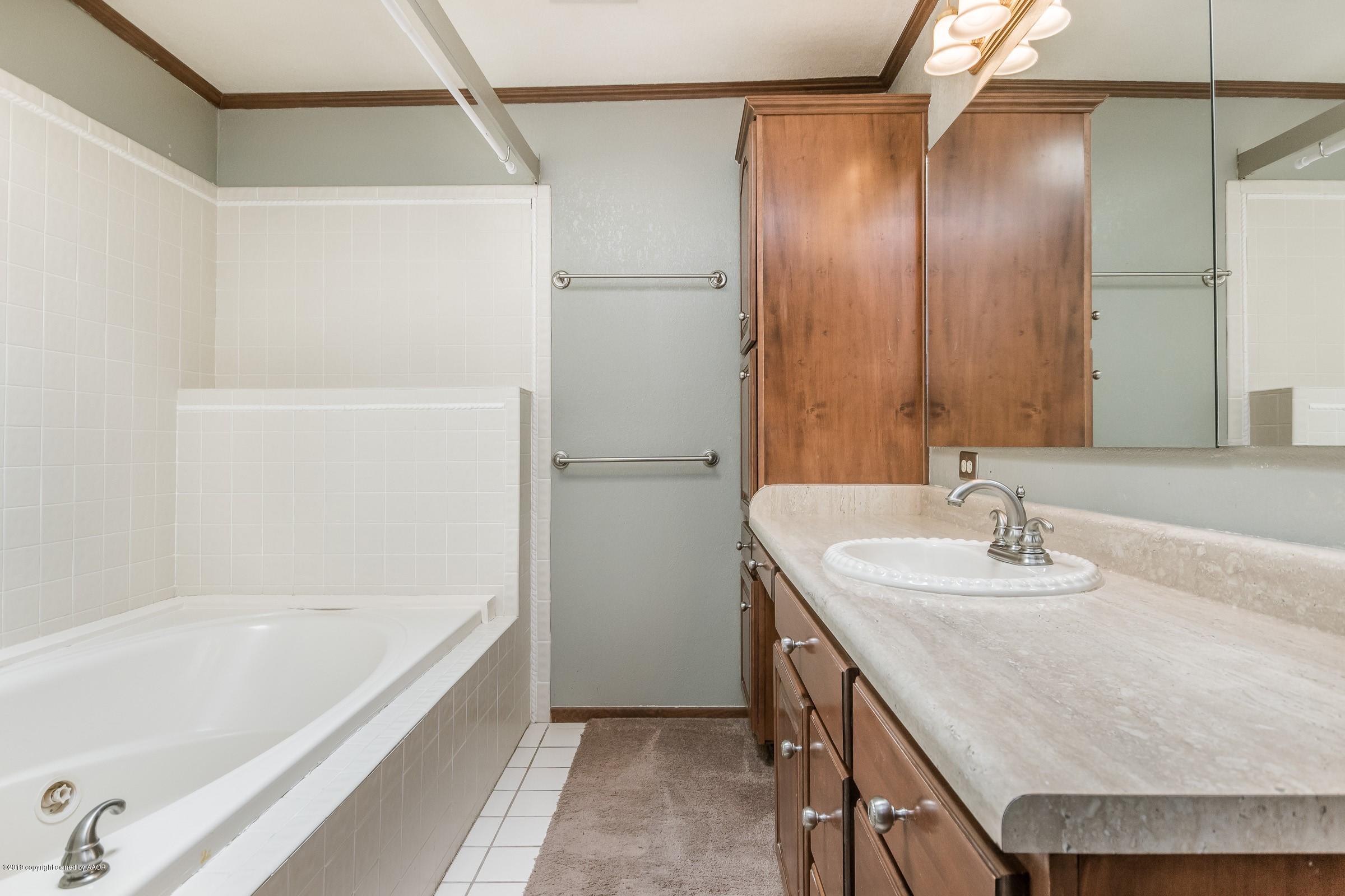 5610 Southwest 41st Avenue Amarillo, TX 79109 - Photo 18 of 30 a bathroom with a sink and a bathtub