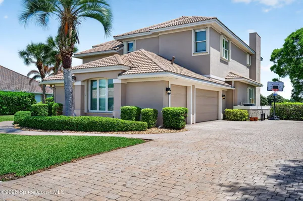 a view of a house with a backyard