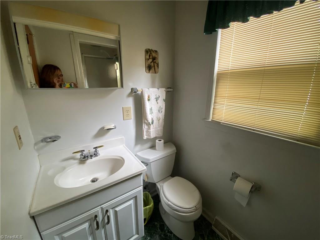 908 Creek Ridge Road Greensboro, NC 27406 - Photo 14 of 28 Full bathroom off breakfast nook