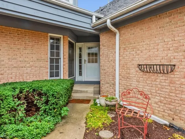 $435,000 | 250 Lynwood Lane, Bloomingdale, IL 60108