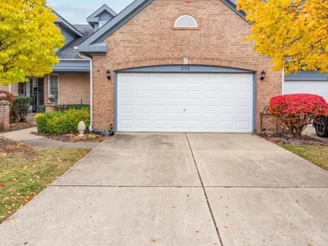 $435,000 | 250 Lynwood Lane, Bloomingdale, IL 60108