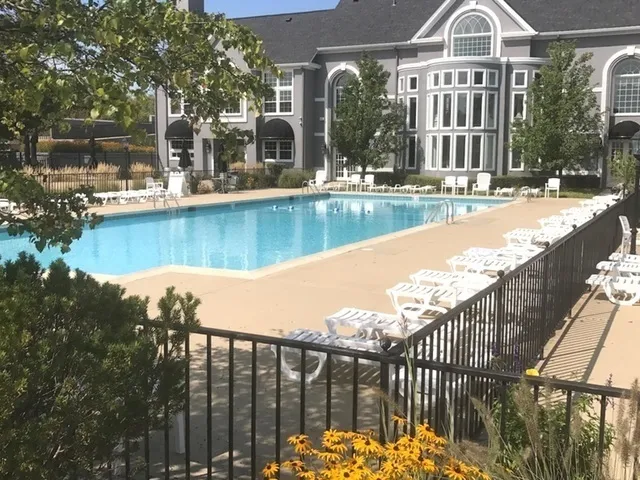 $435,000 | 250 Lynwood Lane, Bloomingdale, IL 60108