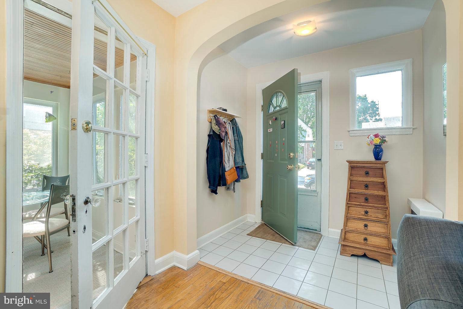 4319 Barrington Road Baltimore, MD 21229 - Photo 3 of 49 Entrance area
