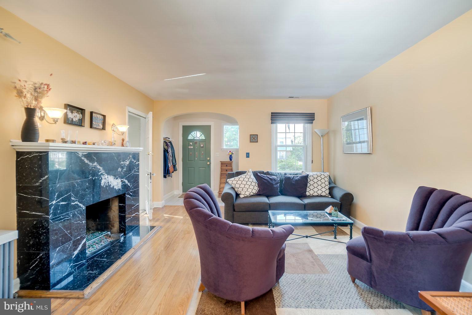 4319 Barrington Road Baltimore, MD 21229 - Photo 7 of 49 living room