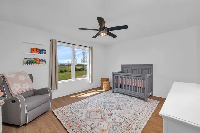 a en suite bathroom with a double vanity sink and a mirror