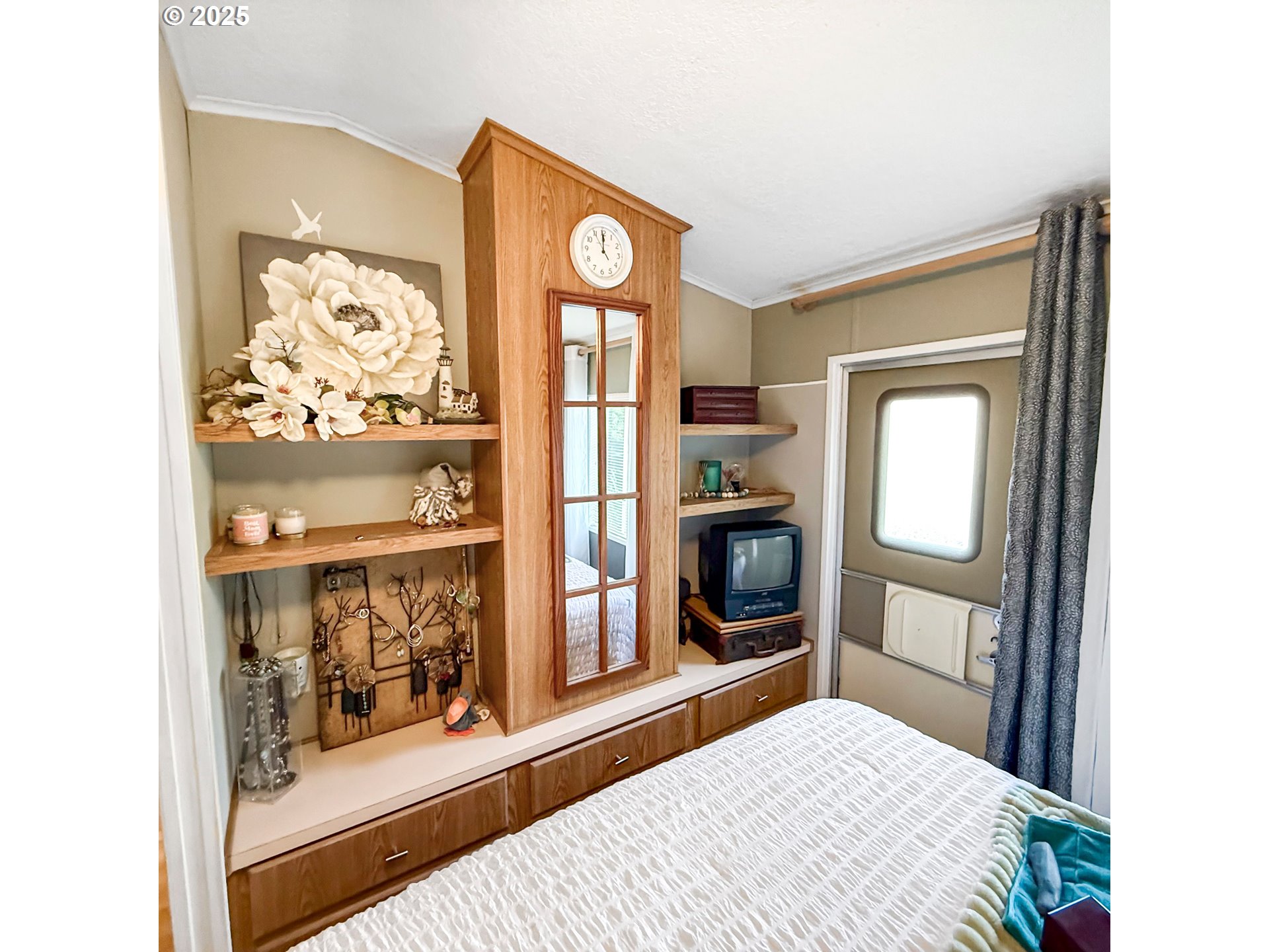 16219 Lower Harbor Road, Unit 58B Brookings, OR 97415 - Photo 13 of 17 Owner's Suite Bedroom